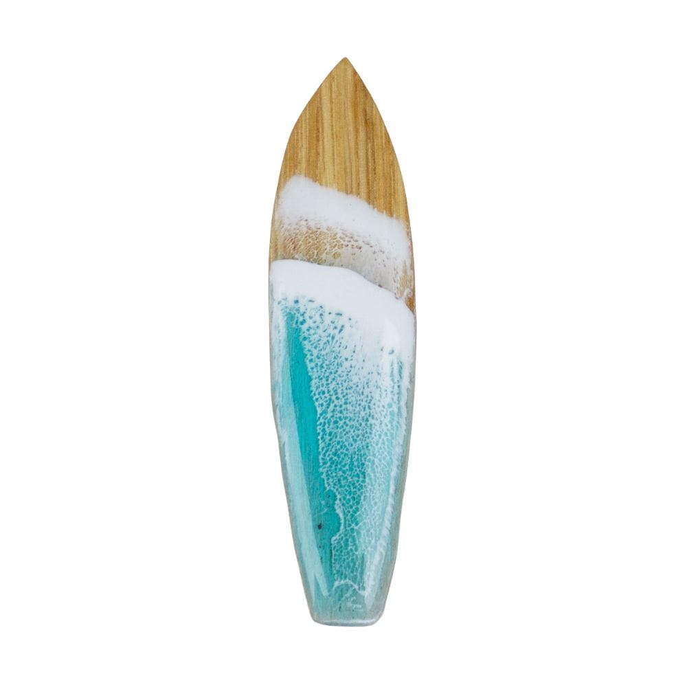 Der Takemetotheocean Surfboard Magnet handgefertigt ist ein handgefertigter Holzmagnet mit einer glatten, spitzen Spitze, die an einem Ende ein kunstvolles Meereswellenmotiv in Weiß und Türkisblau aufweist.
