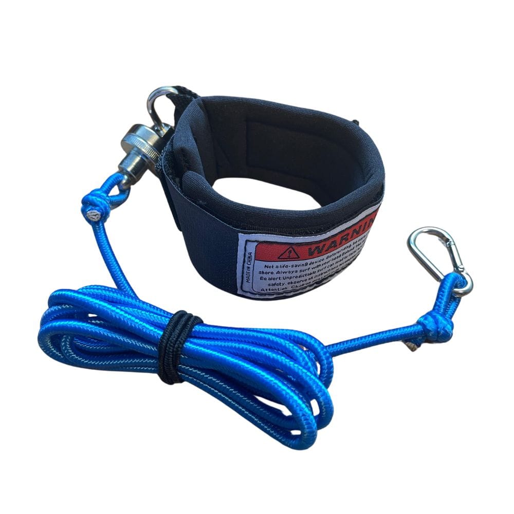 Eine Magnetleash mit Gummizug von Rapid Surf Shop, blau mit einem gewundenen Design, Metallclip, schwarzem gepolstertem Knöchelriemen und Warnaufkleber wird vor einem weißen Hintergrund dargestellt.