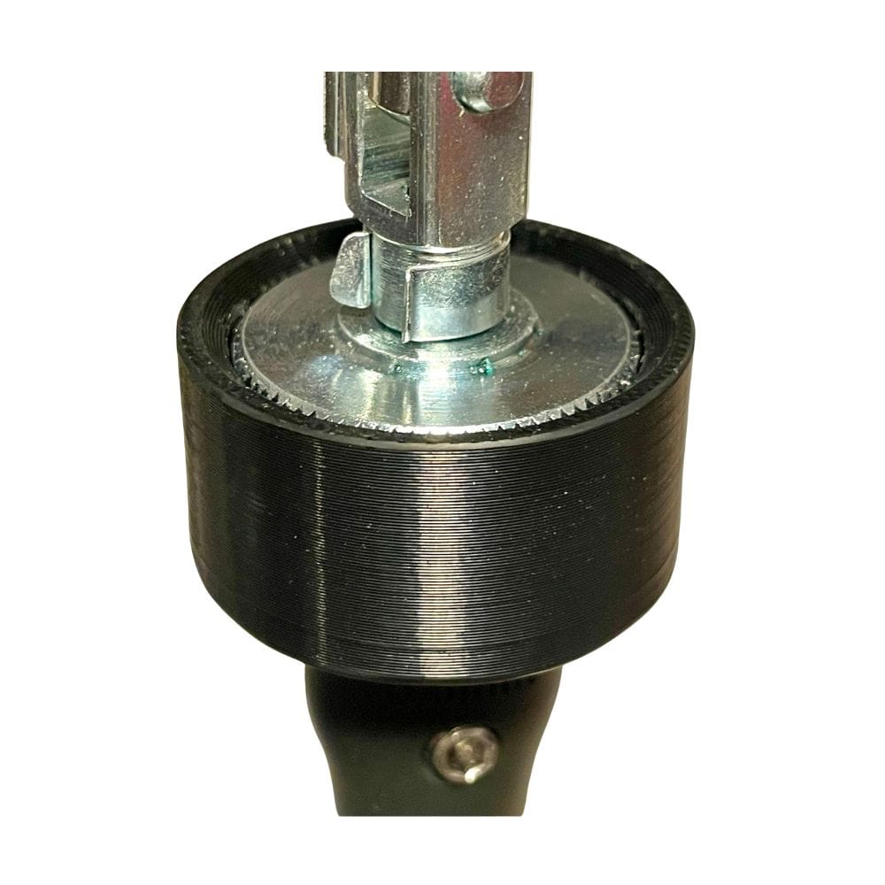 Nahaufnahme einer drehbaren Metallrolle mit schwarzem Kunststoffrand, die an einer Struktur mit dem Zentrierungsadapter für Magnetleash (ab v2.0) von Rapid Surf Shop befestigt ist, vor einem weißen Hintergrund.
