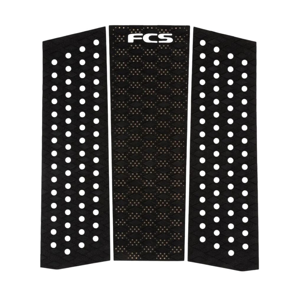 Das FCS T-3 Eco Tractionpad Mid Black ist ein schwarzes, dreiteiliges Surfboard Grip Pad mit kreisförmigen Aussparungen, einem Diamond Groove Grip Muster, einem rechteckigen Mittelstück, abgewinkelten Seiten und einem weißen FCS Logo in der oberen Mitte.