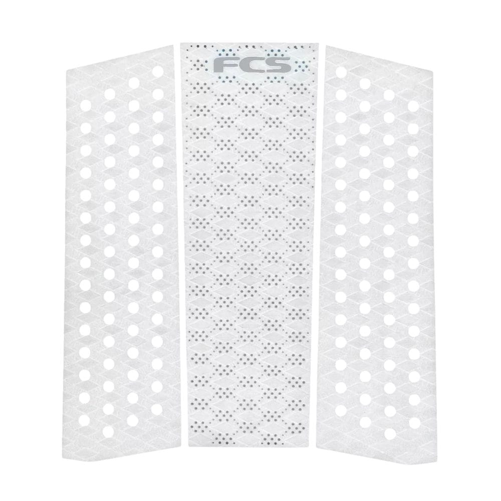 Das FCS T-3 Eco Tractionpad Mid White/Cool Grey ist ein dreiteiliges Surfboard Grip Pad mit Diamond Groove Grip, kreisförmigen Aussparungen, einzigartigen Formen für optimale Traktion und dem FCS Logo in der oberen Mitte.