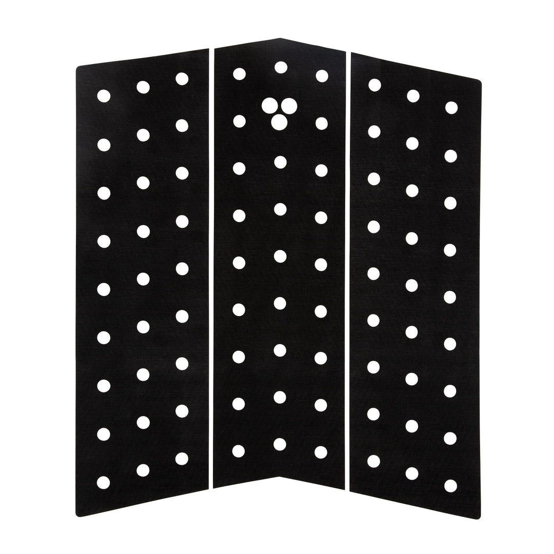 Das Gorilla Grip - Skinny Mid Deck Three (Black) von Gorilla ist ein schwarzes, dreiteiliges Surfboard-Traktionspad mit gleichmäßig verteilten kreisförmigen Löchern und einer zentralen Gruppe von fünf Löchern für ein besseres Boardgefühl.