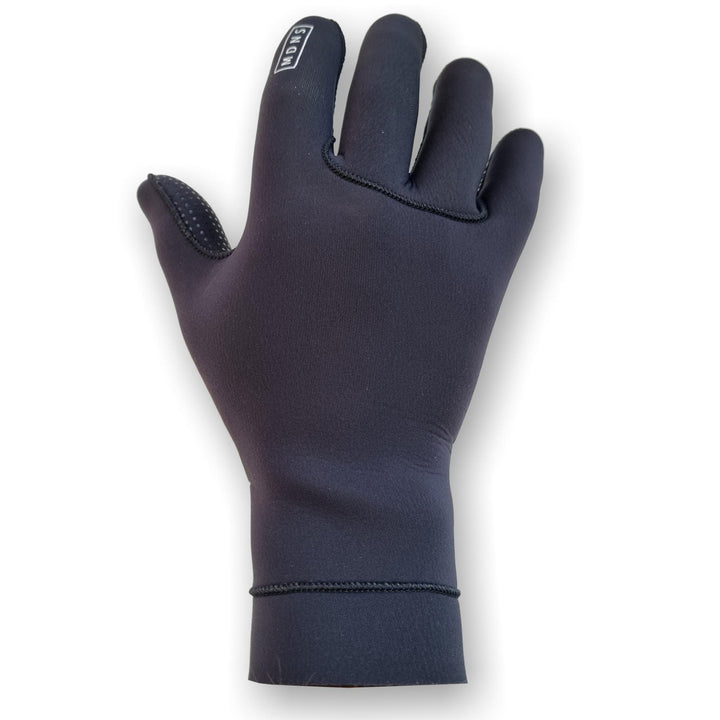 Ein einzelner MDNS Neopren Handschuh Pioneer 3mm in Schwarz wird mit der Handfläche nach unten gezeigt, mit glatter Textur, genähten Nähten und einem kleinen Etikett am Handgelenk - perfekt für Surfer oder Wassersportler.