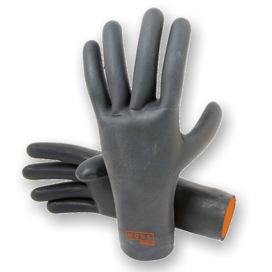 Ein Paar MDNS Neopren Handschuhe Prime 2mm Glatthaut in schwarz mit orangem Innenfutter - einer hochkant, einer flach. "MDNS" ist in orange in der Nähe des Handgelenks aufgedruckt, perfekt für Surfer und Wassersportler.