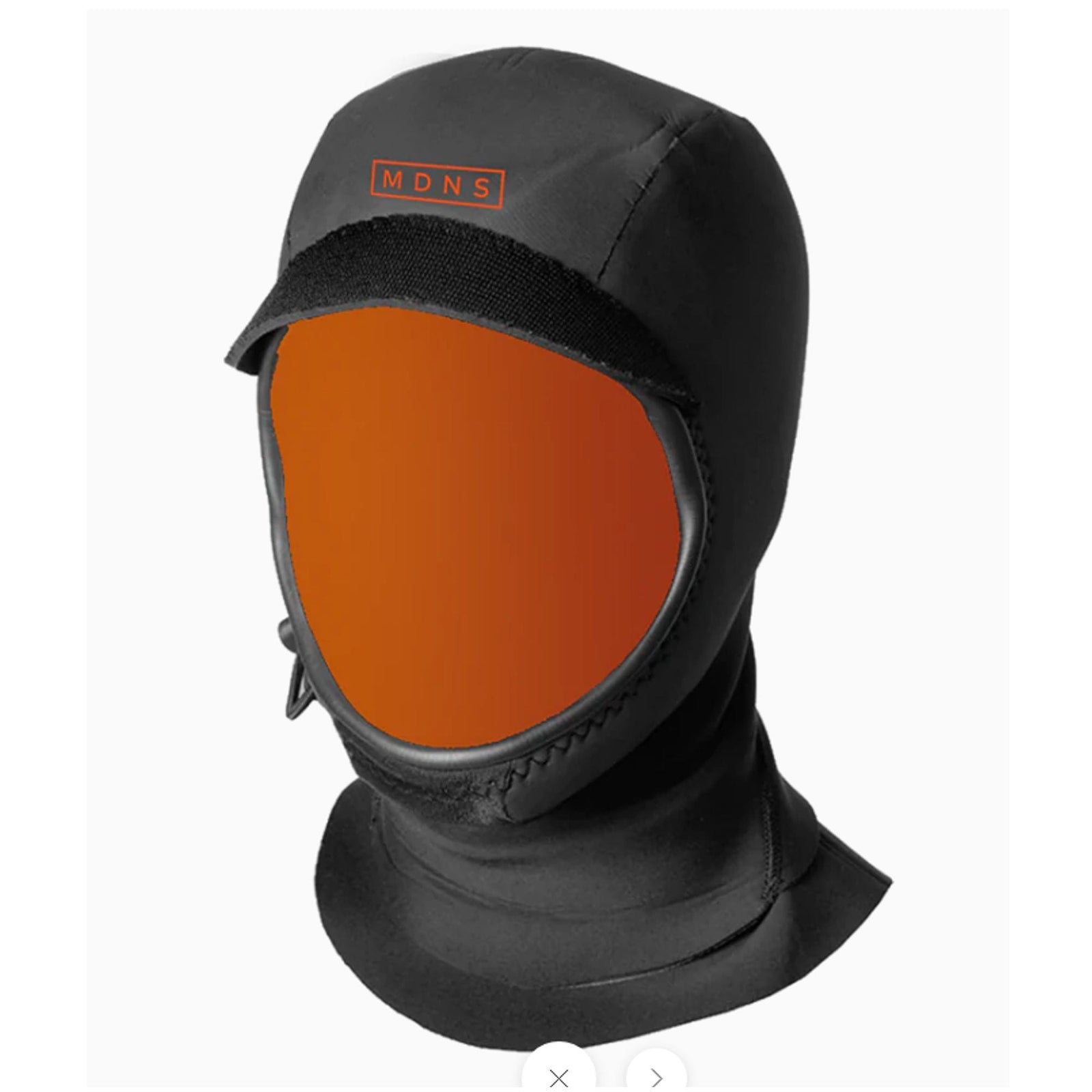Die MDNS Neopren Haube Prime 3mm Full Hood ist eine schwarze Surfhaube aus Neopren mit Visier, Kinnriemen und "MDNS" in rot. Sie deckt den Kopf, den Nacken und einen Teil der Schultern vollständig ab - ideal zum Surfen und Wassersport.