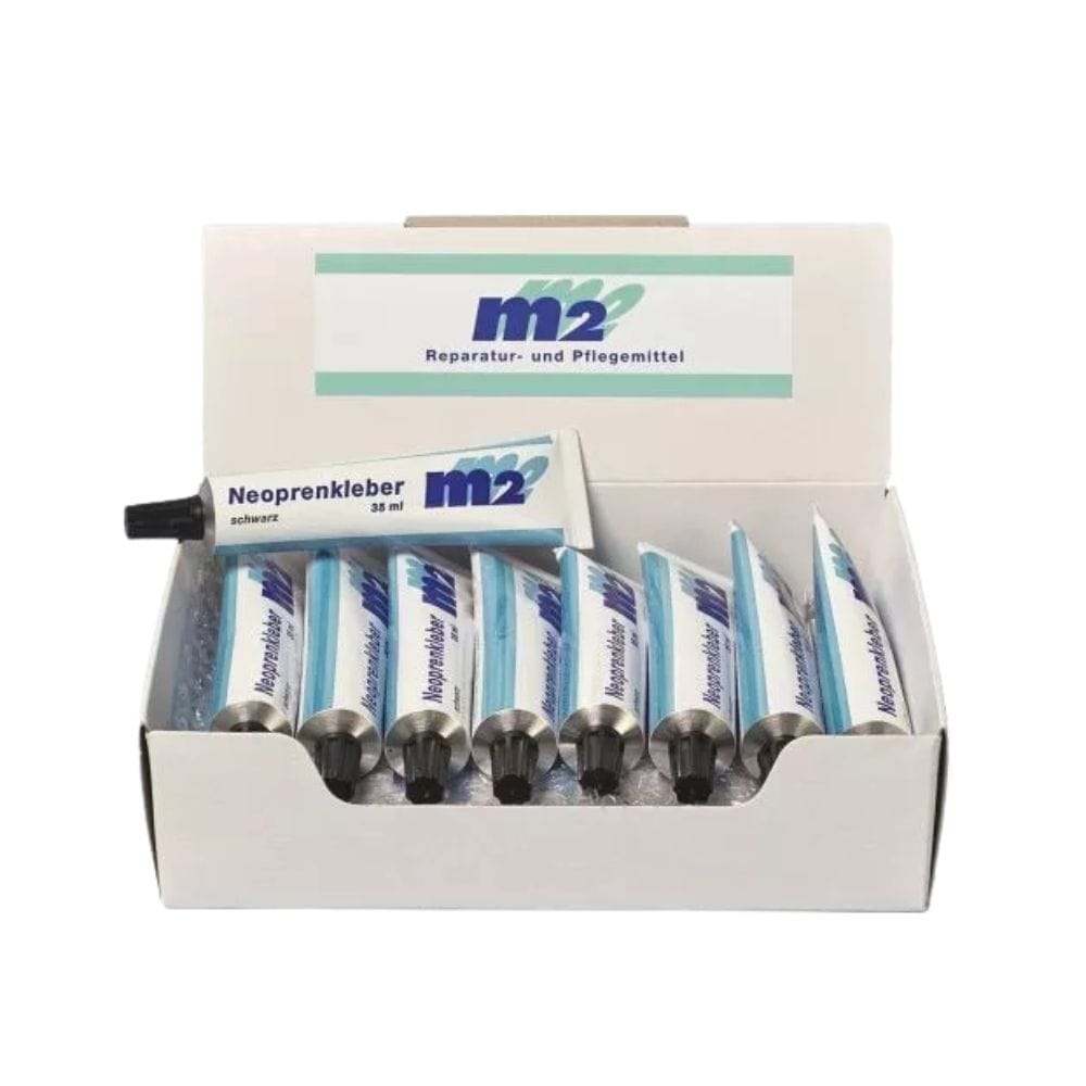 Eine offene weiße Schachtel enthält mehrere M2 - Neoprenkleber 35ml Tuben mit schwarzen Kappen, ideal für Neoprenreparaturen. Ein Röhrchen ist vorne platziert; die Schachtel zeigt ein m2-Etikett und deutschen Text.