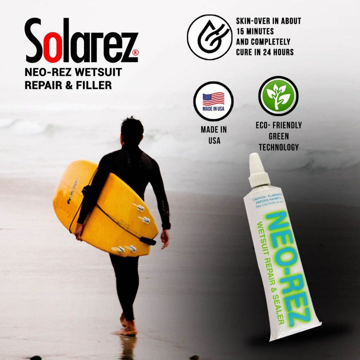 Eine Person mit einem gelben Surfbrett geht auf den Ozean zu. Im Vordergrund hebt eine Solarez - Neo Rez 56ml Tube die schnelle Einwirkzeit, die 24-Stunden-Härtung und die umweltfreundlichen Eigenschaften hervor.