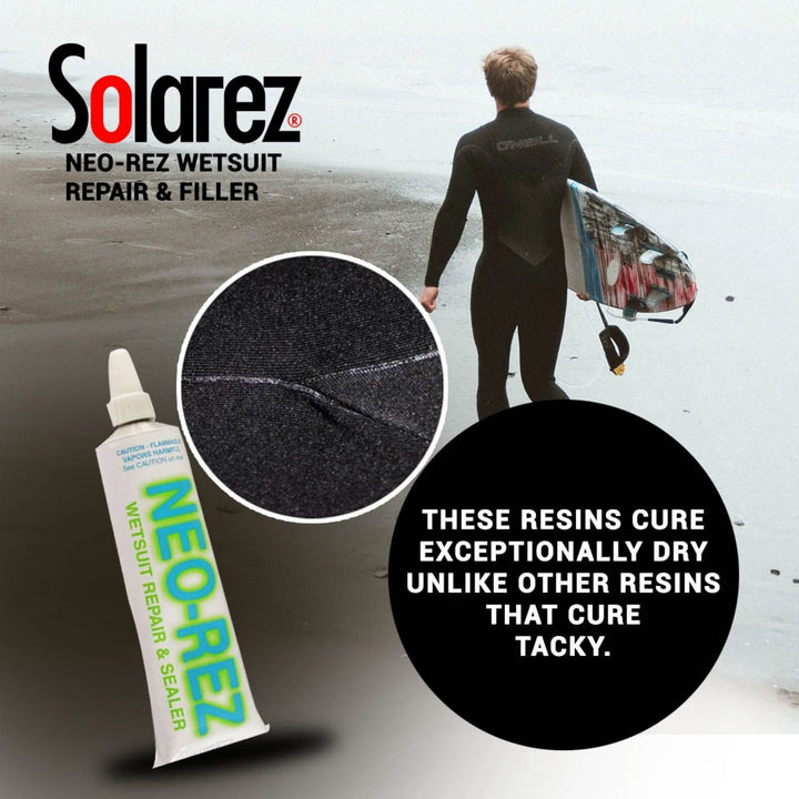 Eine Person in einem Neoprenanzug trägt ein Surfbrett am Strand. Ein Einschub zeigt die Neoprenanzug Reparatur mit Solarez - Neo Rez 56ml und hebt die schnell trocknende Reparatur hervor, die vollständig trocken und nicht klebrig aushärtet. Marke: Solarez.
