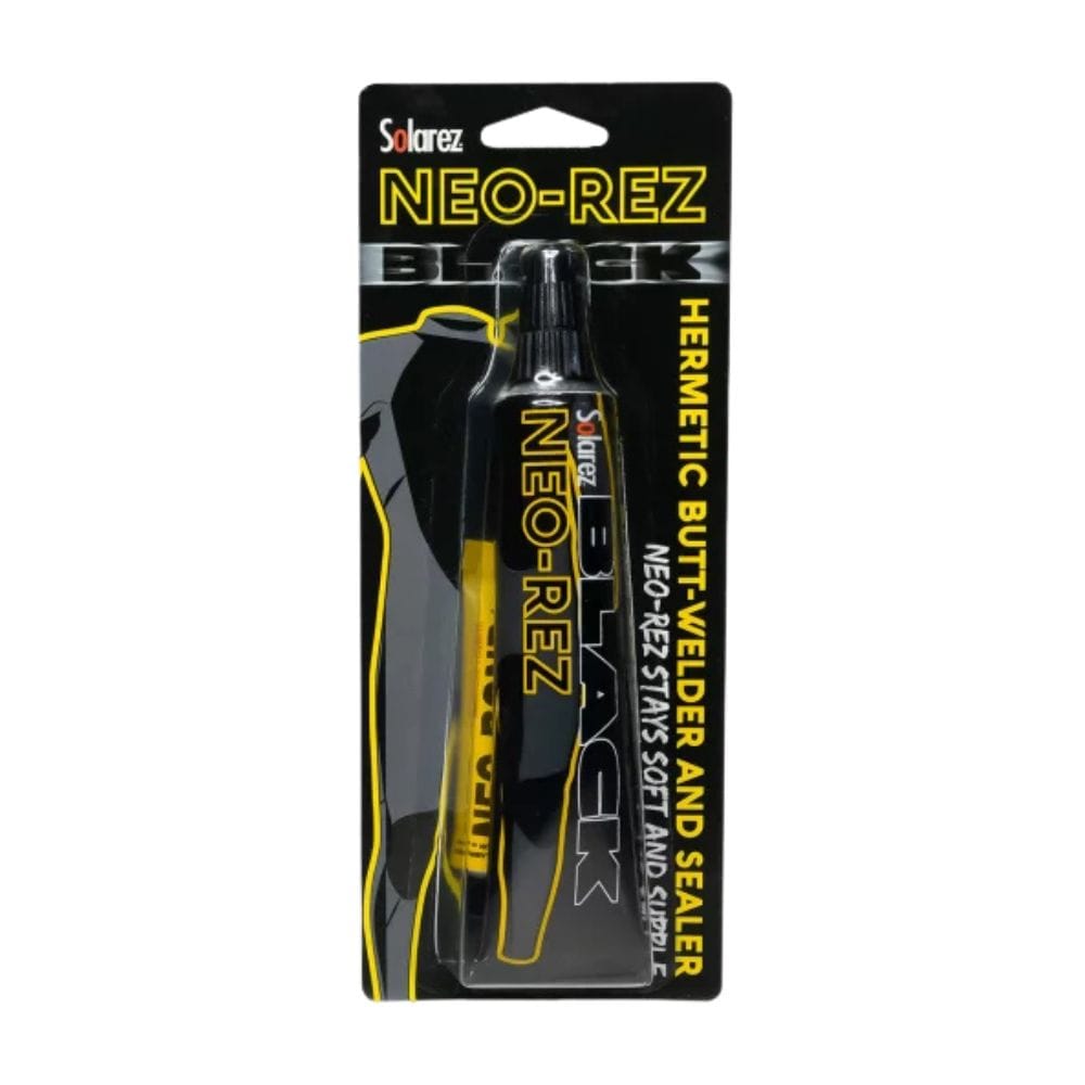 Eine 14,75ml Tube Solarez Neo Rez schwarzer Neoprenkleber für die Reparatur von Neoprenanzügen, mit gelbem und schwarzem Solarez Branding. Bleibt weich und flexibel und bietet eine zuverlässige Abdichtung.