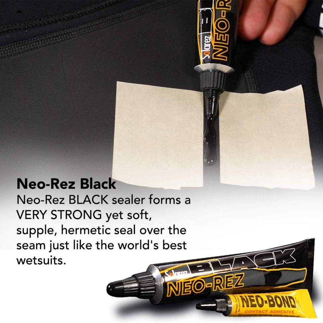 Eine Tube mit der Aufschrift Solarez- Neo Rez schwarz 14,75ml (von Solarez) für die Neoprenanzug Reparatur wird verwendet, um schwarzen Dichtstoff auf eine abgeklebte Naht aufzutragen, während eine Tube NEO-BOND CONTACT ADHESIVE daneben steht. Der Text hebt die Eigenschaften der Versiegelung hervor.