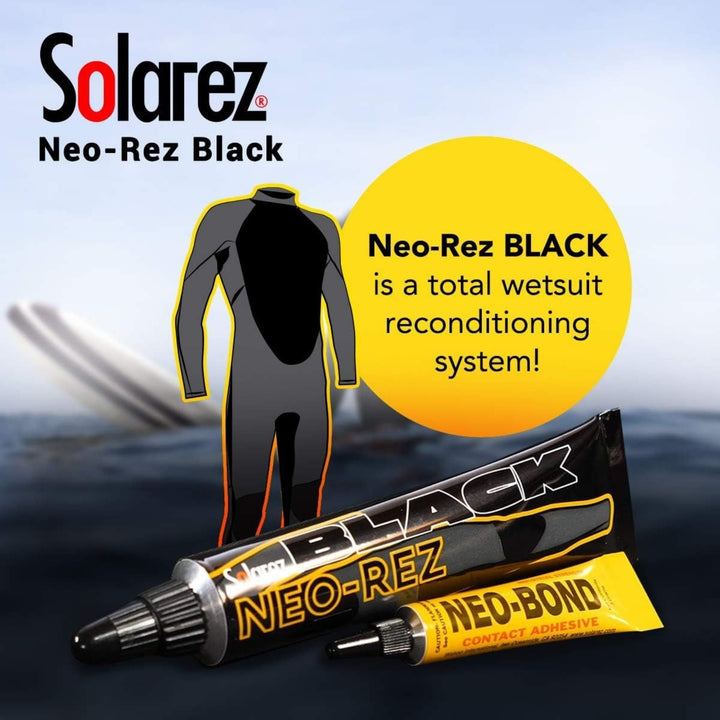 Bild mit Solarez Neo Rez schwarz 14,75ml von Solarez. Das Display enthält eine schwarze Neoprenanzug-Silhouette, eine schwarze Neo Rez-Tube und eine kleinere Neo-Bond Kontaktkleber-Tube auf einem unscharfen Surfbrett-Hintergrund.