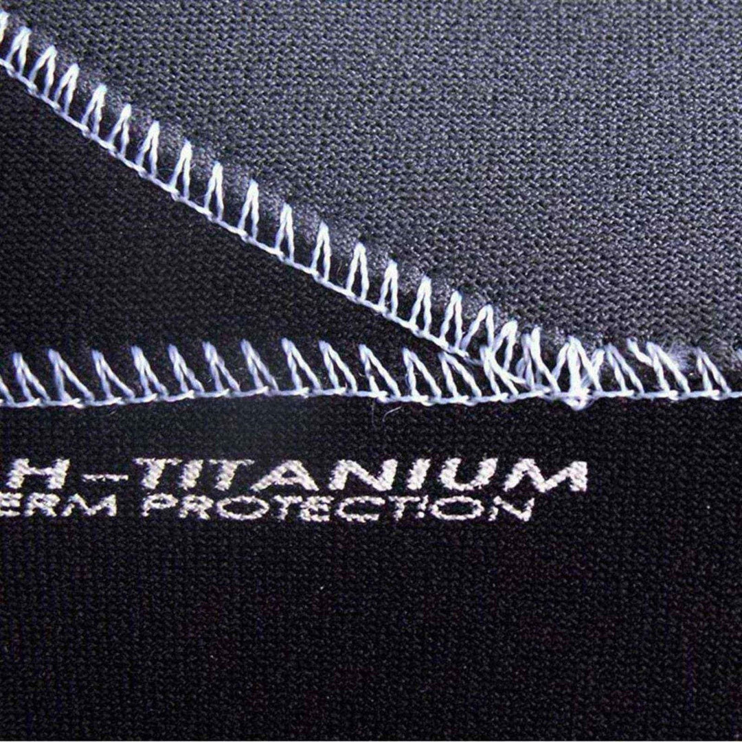 Nahaufnahme des schwarzen Stoffs mit Zickzack-Nähten und weißem Text "H-TITANIUM TERM PROTECTION", wie er auf dem ATAN Hot Mistral Neopren Latex Schuh 6mm zu sehen ist - Atans innovativem Stiefel für Windsurfen, der mit fortschrittlicher Barfusstechnologie ausgestattet ist.