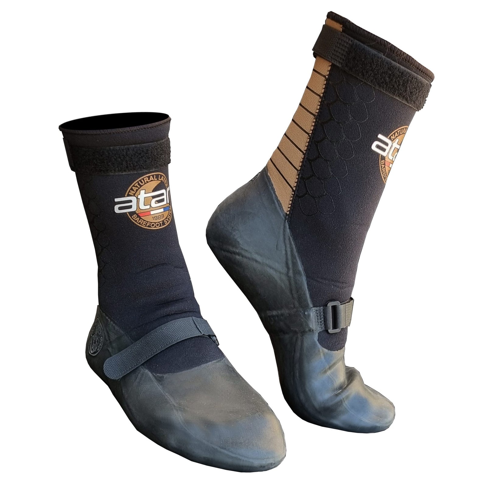 Der ATAN Hot Wave Neopren Latex Schuh 6mm von Atan verfügt über Barfusstechnologie, strukturierte Gummisohlen, verstellbare Fußschlaufen, braune Akzente und ein rundes Knöchellogo - ideal für Wintersurf-Abenteuer.