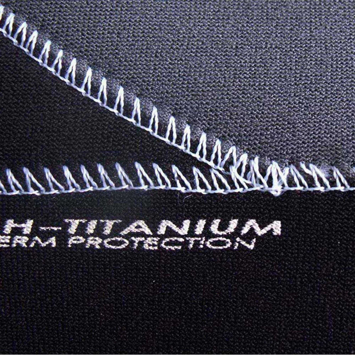 Nahaufnahme des Neoprenanzugstoffs mit weißen Zickzacknähten, einer Naht und partiellem "H-TITANIUM"- und "RM PROTECTION"-Schriftzug auf schwarzem Grund, der eine ähnliche Qualität wie der Atan Madisson Neopren Latex Schuh 3mm von Atan demonstriert.