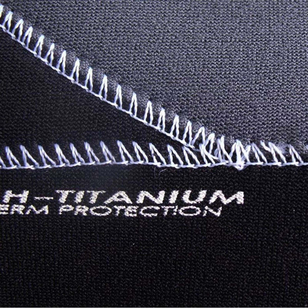 Nahaufnahme des schwarzen ATAN Mistral Neopren Latex Schuhs 3mm von Atan, mit weiß abgesteppten Nähten und partiellem "H-TITANIUM TERM PROTECTION" Text. Ausgestattet mit fortschrittlicher Barfusstechnologie-perfekt zum Kiten oder Windsurfen.