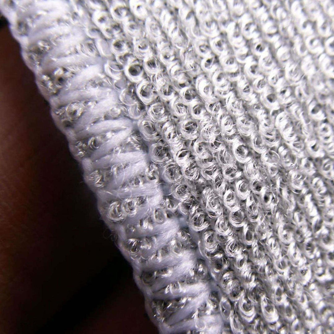 Nahaufnahme des weißen, strukturierten Gewebes mit verschlungenen Fasern und detaillierten Nähten - eine Hand erscheint und erinnert an das Barfußgefühl, das der ATAN Sunfast Neopren Latex Schuh 3mm von Atan mit der innovativen Neopren Barfusstechnologie bietet.