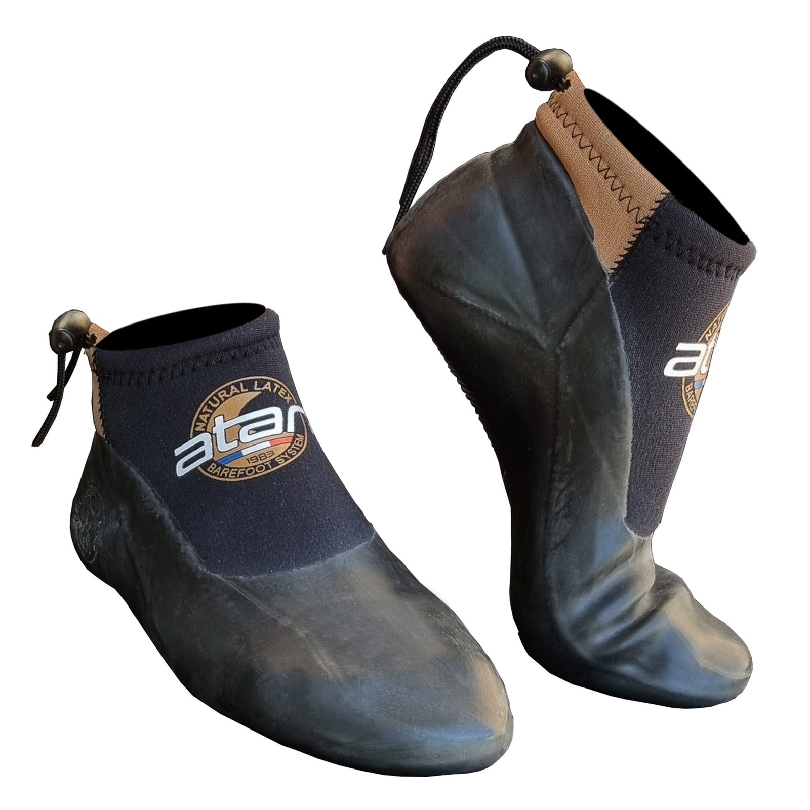 Der ATAN Sunfast Neopren Latex Schuh 3mm von Atan verfügt über schwarzes und braunes Neopren, Gummisohlen, Neopren Barfusstechnologie für ein echtes Barfußgefühl, und verstellbare Knöchelschnüre.