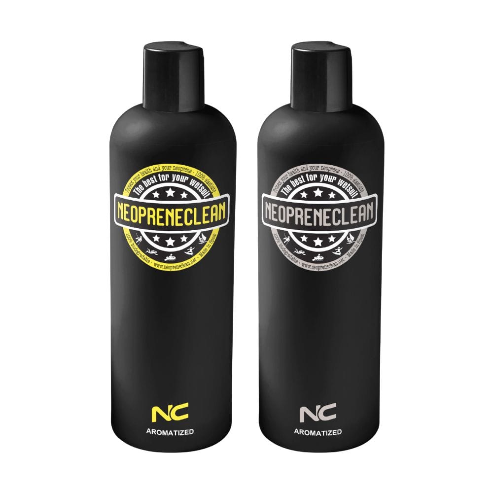 Zwei schwarze Neopreneclean Neopren Clean - Neopren Waschmittel Flaschen - eine mit gelb akzentuiertem Etikett, eine mit grauem Etikett - sind mit schwarzen Kappen und NC AROMATIZED Text versehen. Ideal für die effektive Reinigung von Neoprenanzügen und die hochwertige Pflege von Neopren.