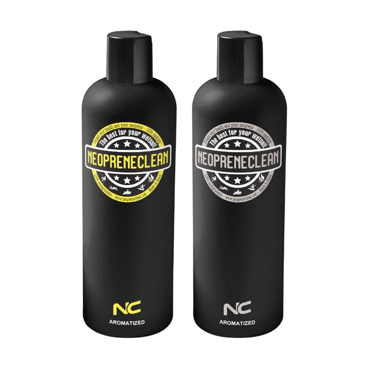 Zwei schwarze Neopreneclean Neopren Clean - Neopren Waschmittel Flaschen - eine mit gelb akzentuiertem Etikett, eine mit grauem Etikett - sind mit schwarzen Kappen und NC AROMATIZED Text versehen. Ideal für die effektive Reinigung von Neoprenanzügen und die hochwertige Pflege von Neopren.