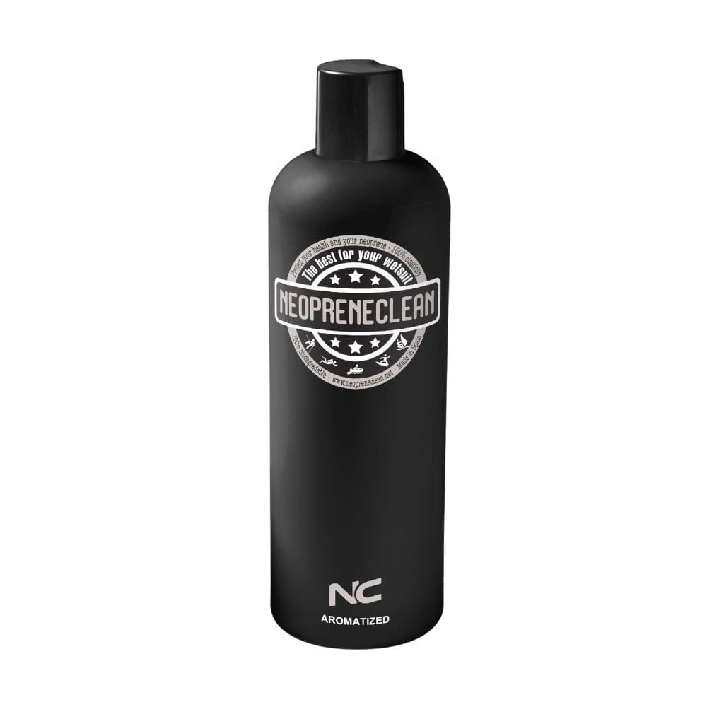 Die schwarze Neopreneclean-Flasche mit weißem und silbernem Text, Flip-Top-Verschluss, kreisförmigem Design und "NC Aromatized" in der Nähe des Bodens macht Neoprene Clean - Neopren Waschmittel ideal, um deinen Neoprenanzug zu reinigen und zu pflegen.