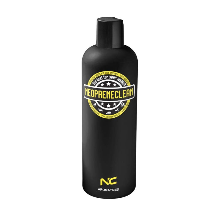 Eine schwarze Flasche mit der Aufschrift Neoprene Clean - Neopren Waschmittel von Neopreneclean, mit rundem Logo, weißer und gelber Schrift und schwarzem Flip-Top-Verschluss - ideal für die Pflege Ihres Neoprens oder als zuverlässiges Neoprenwaschmittel.