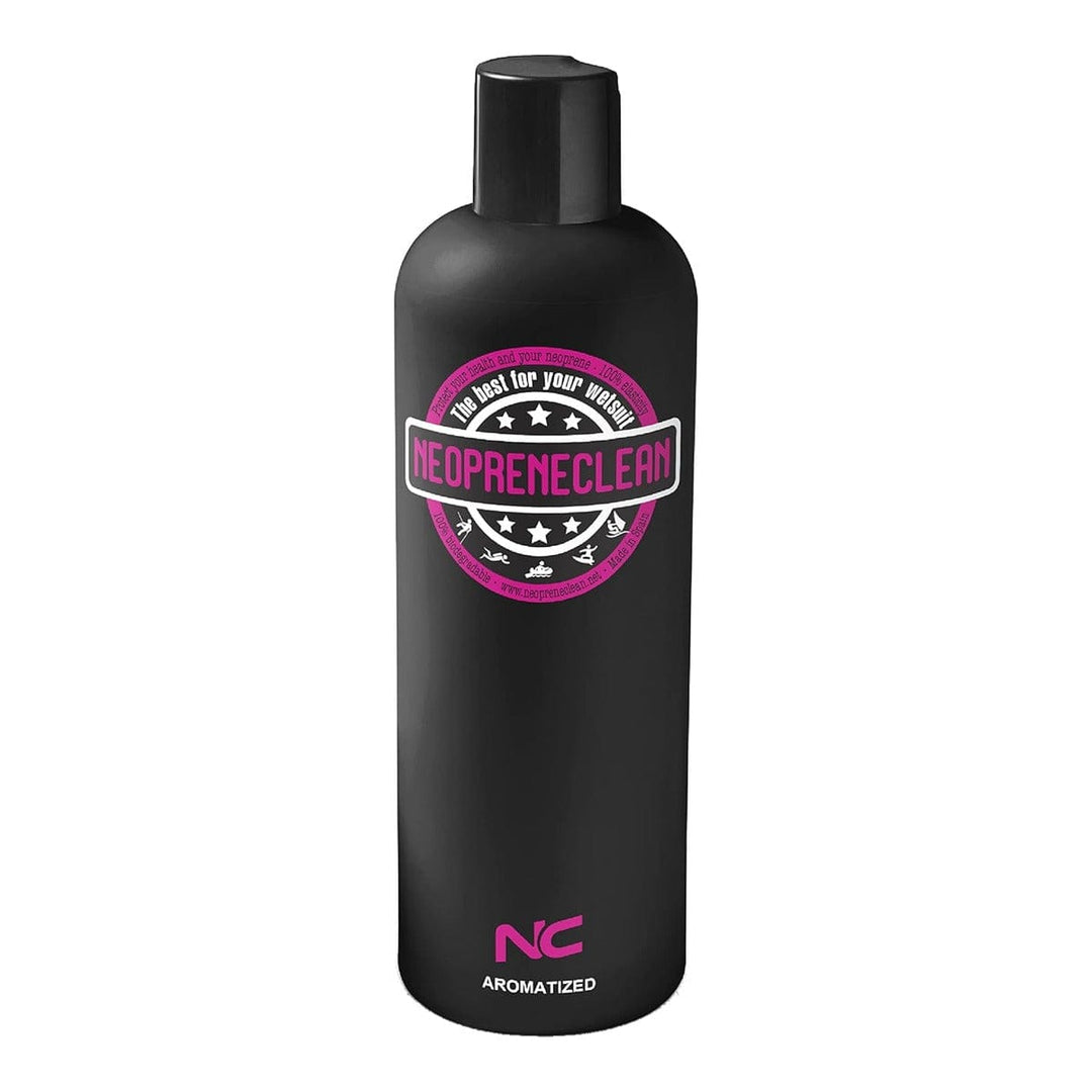 Schwarze Flasche Neoprene Clean – Neopren Waschmittel von Neopreneclean in der Sorte Wassermelone, mit magentafarbenem Rundlogo, weißer Schrift und schwarzem Flip-Top-Verschluss – ideal zum Reinigen und Pflegen von Neoprenanzügen.