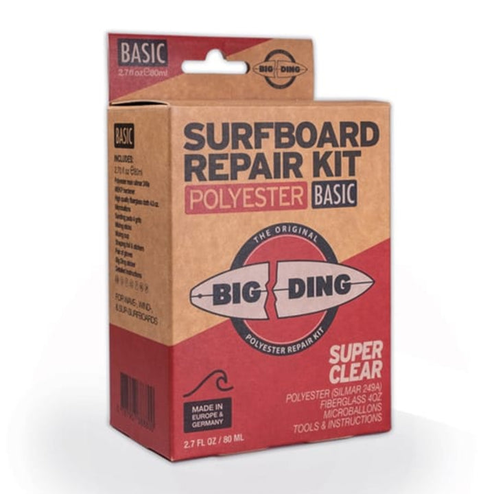 Eine Pappschachtel mit der Aufschrift Big Ding Polyester Repair Kit - BASIC. Perfekt für Surfbrett-Reparaturen, enthält es Polyesterharz (2,7 fl oz/80 mL), Härter, Werkzeuge, Anweisungen und verfügt über eine super klare Formel. Marke: Big Ding.