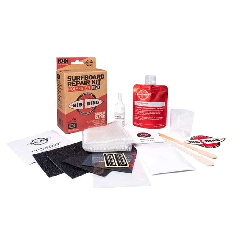 Das Big Ding Polyester Repair Kit - BASIC von Big Ding enthält eine Pappschachtel, einen Harzbeutel mit Polyesterharz, eine Flasche, einen Mischbecher, Holzstäbchen, Schleifpapier, Glasfasertuch, Kunststoffplatten und eine Anleitung für die einfache Reparatur von Surfboards.