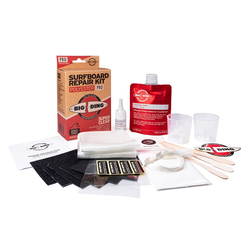 Das Big Ding Polyester Repair Kit - PRO von Big Ding enthält eine Schachtel, einen Harzbeutel, eine Klebstoffflasche, 3 Becher, Holzstäbchen, Sandpapierblätter, Glasfasertuch, Schnur und Aufkleber - alles übersichtlich auf einem weißen Hintergrund angeordnet.