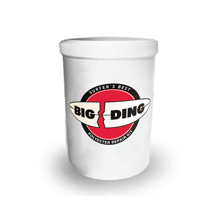 Ein weißer Kunststoffbehälter mit Deckel zeigt das Big Ding-Logo und die Surfbrett-Rissgrafik; im Inneren enthält das Big Ding Polyester Repair Kit - X-PRO Polyesterharz und eine Glasfasermatte für effektive Surfbrett-Reparaturen.