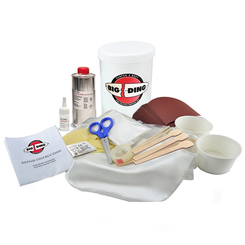 Das Big Ding Polyester Repair Kit - X-PRO enthält Polyesterharz, Härter, Glasfasermatte, Schleifpapier, Mischstäbchen, Handschuhe und mehr - alles von Big Ding für schnelle und einfache Surfbrett-Reparaturen überall.