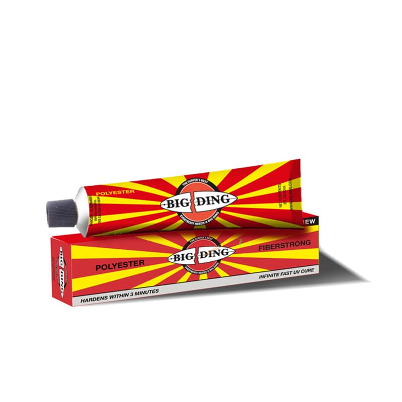 Eine rot-gelb gestreifte Tube mit der Aufschrift Big Ding UV Cure Polyester Fiberstrong ruht auf der dazugehörigen Schachtel. Die Verpackung ist mit der Technologie des UV-härtenden Reparaturharzes ausgestattet und enthält die Angaben "Härtet innerhalb von 3 Minuten" und "Unendlich schnelle UV-Härtung".