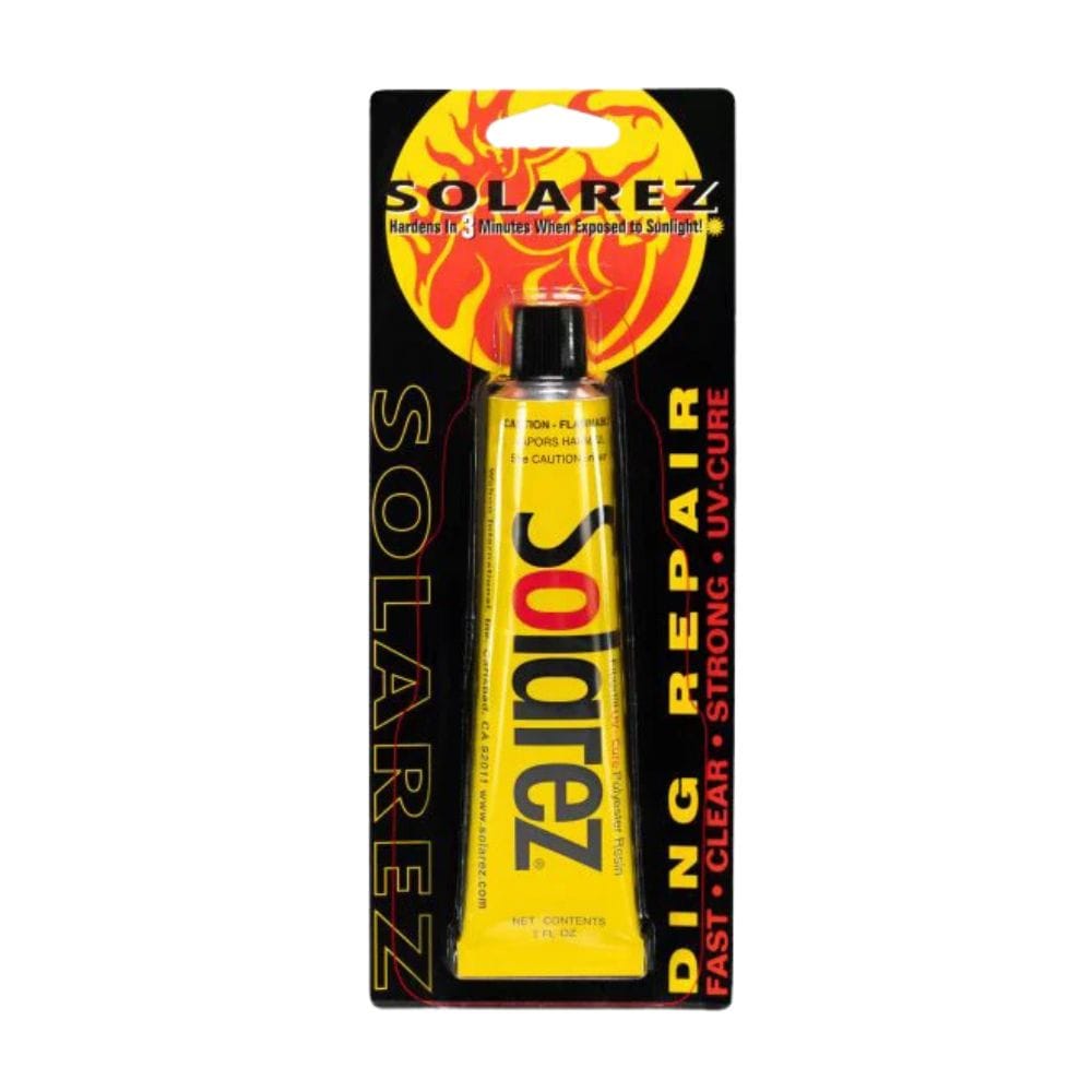 Solarez - Polyester Ding Repair (2oz/56ml) von Solarez kommt in einer gelben Verpackung auf einer schwarz-gelben Rückwandkarte mit rotem und weißem Text. Dieses Surfbrett-Reparaturharz härtet in 3 Minuten aus, wenn es dem Sonnenlicht ausgesetzt wird.