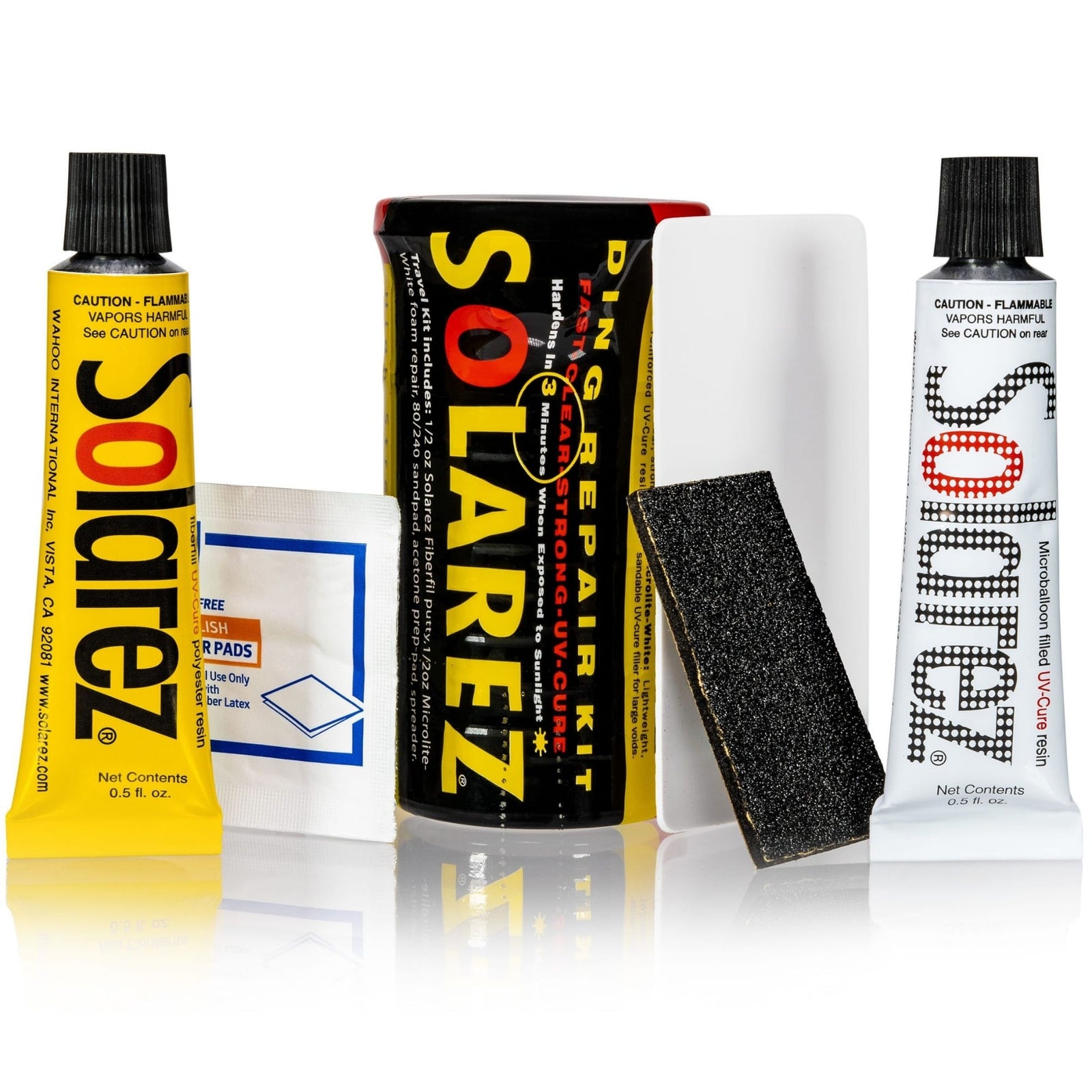 Das Solarez Polyester Mini Travel Kit von Solarez wird mit zwei Harzröhrchen, einem Schleifblock, einer weißen Plastikkarte und Reinigungspads gezeigt, die aufrecht vor der Verpackung des Kits angeordnet sind.