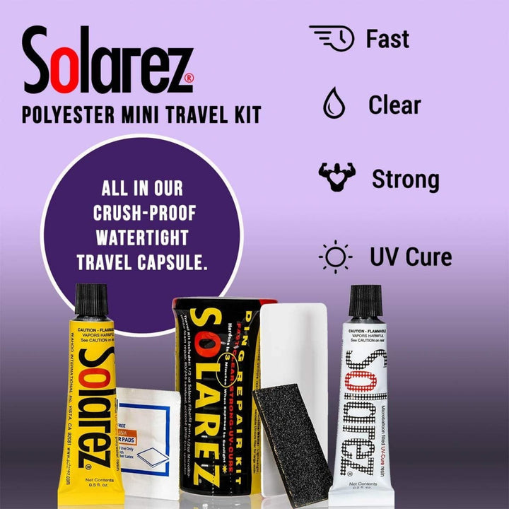 Die Abbildung zeigt das Solarez Polyester Mini Travel Kit von Solarez, ein führendes Surfboard-Reparaturset mit schnell härtendem, klarem UV-Harz, Applikatoren und Tuben - alles in einer bruchsicheren, wasserdichten Reisekapsel.