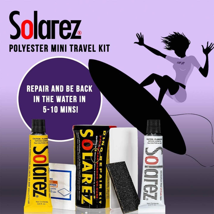 Solarez Polyester Mini Travel Kit von Solarez: enthält Reparaturschläuche, Schleifpapier und Flicken. Im Hintergrund reitet ein Surfer auf einer Welle. Text: Beulen schnell reparieren - in 5-10 Minuten zurück im Wasser! Das ultimative Mini-Surfboard-Reparaturset für schnelle Reparaturen.
