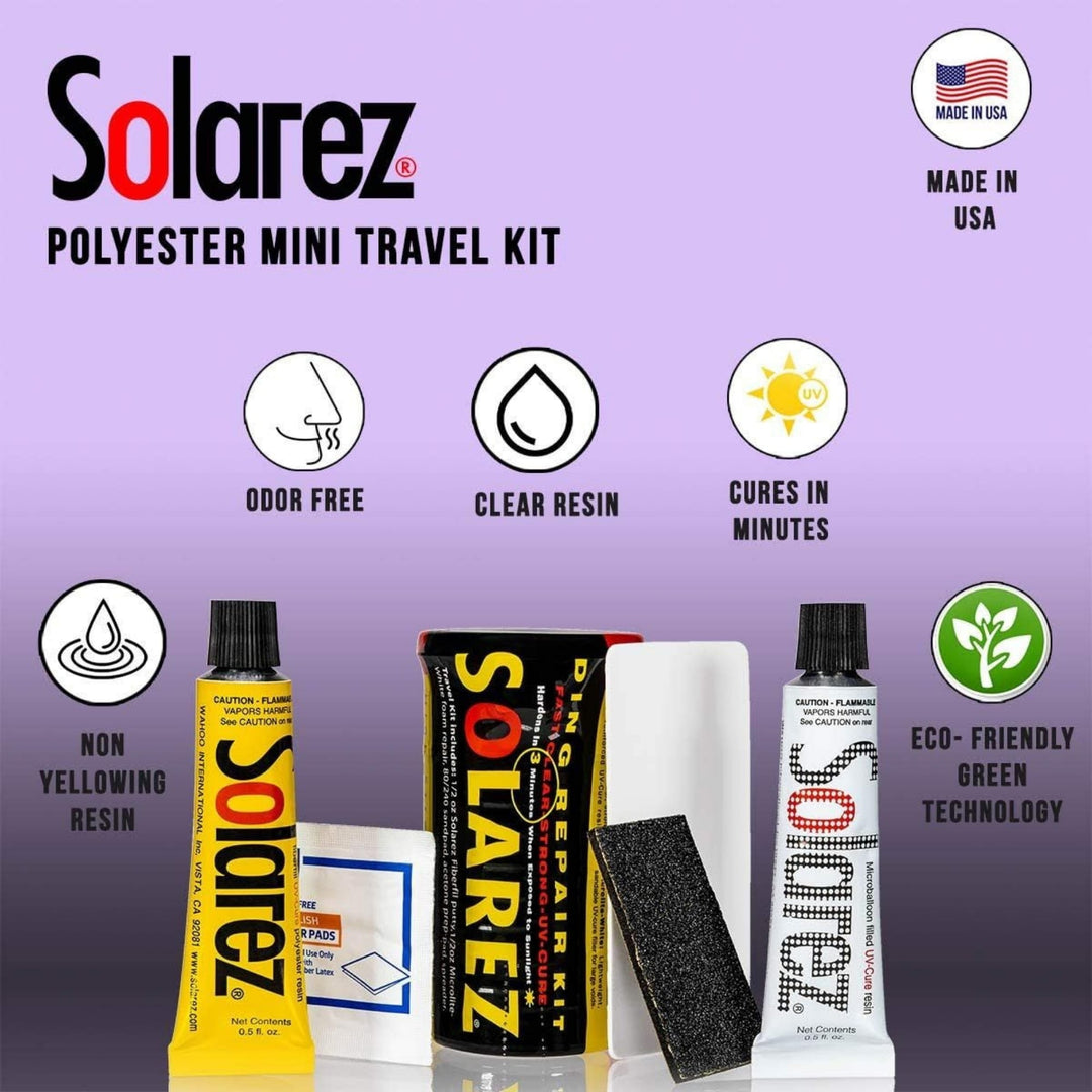 Das Solarez Polyester Mini Travel Kit von Solarez enthält zwei gelbe Tuben, Schleifpads und Symbole - geruchsfreies, klares Harz, schnell aushärtend, nicht vergilbend, umweltfreundlich, Made in USA - auf einem stilvollen lila Hintergrund. Perfekt für die Reparatur von Surfbrettern!.