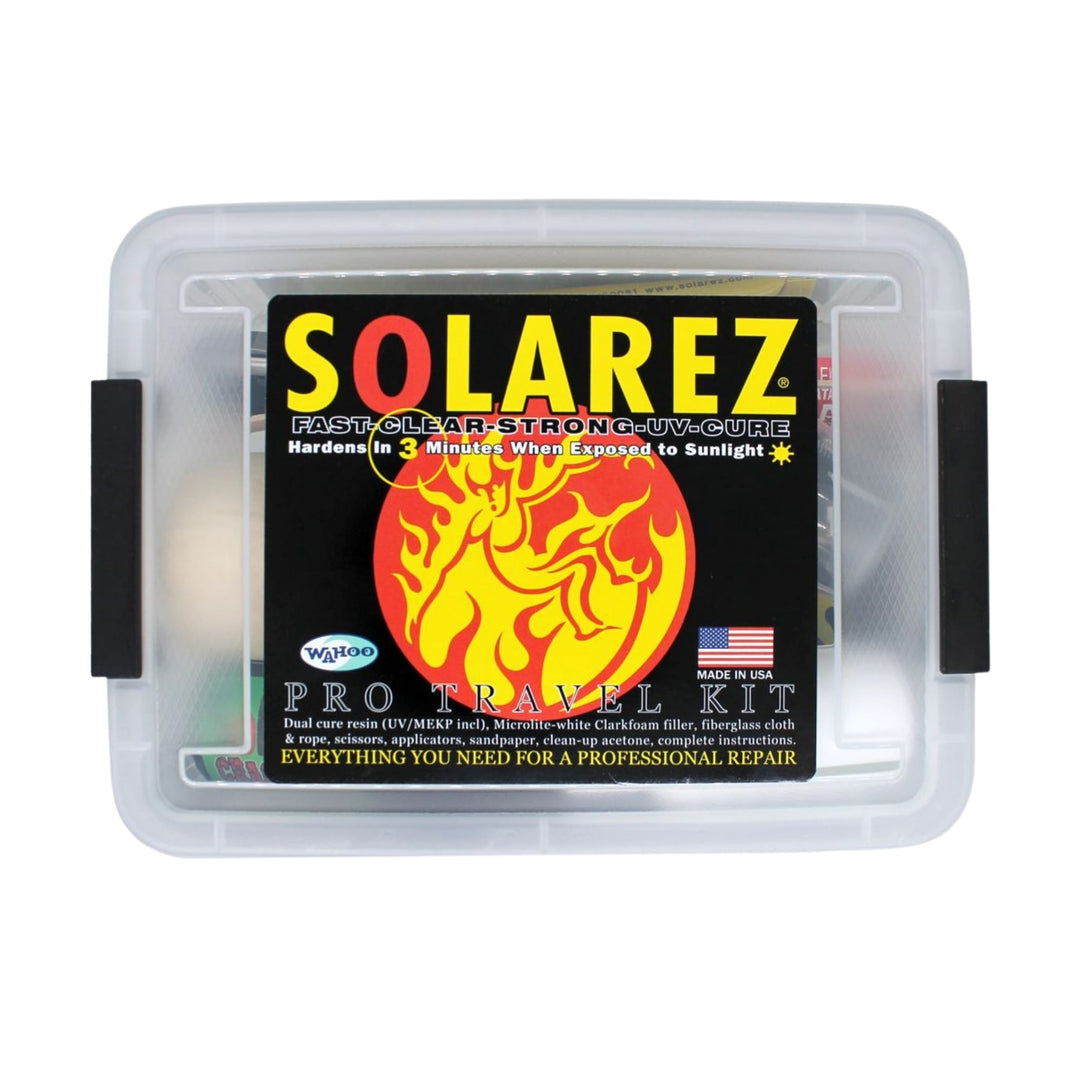 Ein durchsichtiger Kunststoffbehälter mit schwarzen Verschlüssen enthält das Solarez - Polyester Travel Repairkit Pro. Das Etikett zeigt die Marke Solarez, eine Flammengrafik und hebt die schnelle, klare, starke UV-Härtung hervor - ideal für die professionelle Surfboard-Reparatur.