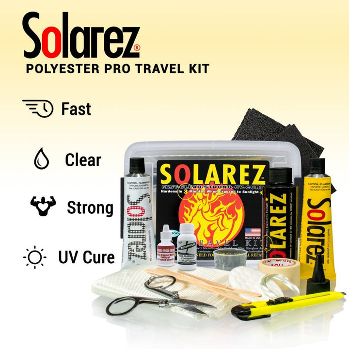 Das Solarez - Polyester Travel Repairkit Pro von Solarez ist mit Harzschläuchen, Behältern, Schleifpapier, Schere, Abdeckband, Reparaturmaterial und Werkzeugen abgebildet. Eigenschaften: Schnelle, klare, starke Reparatur mit UV-Härtung.