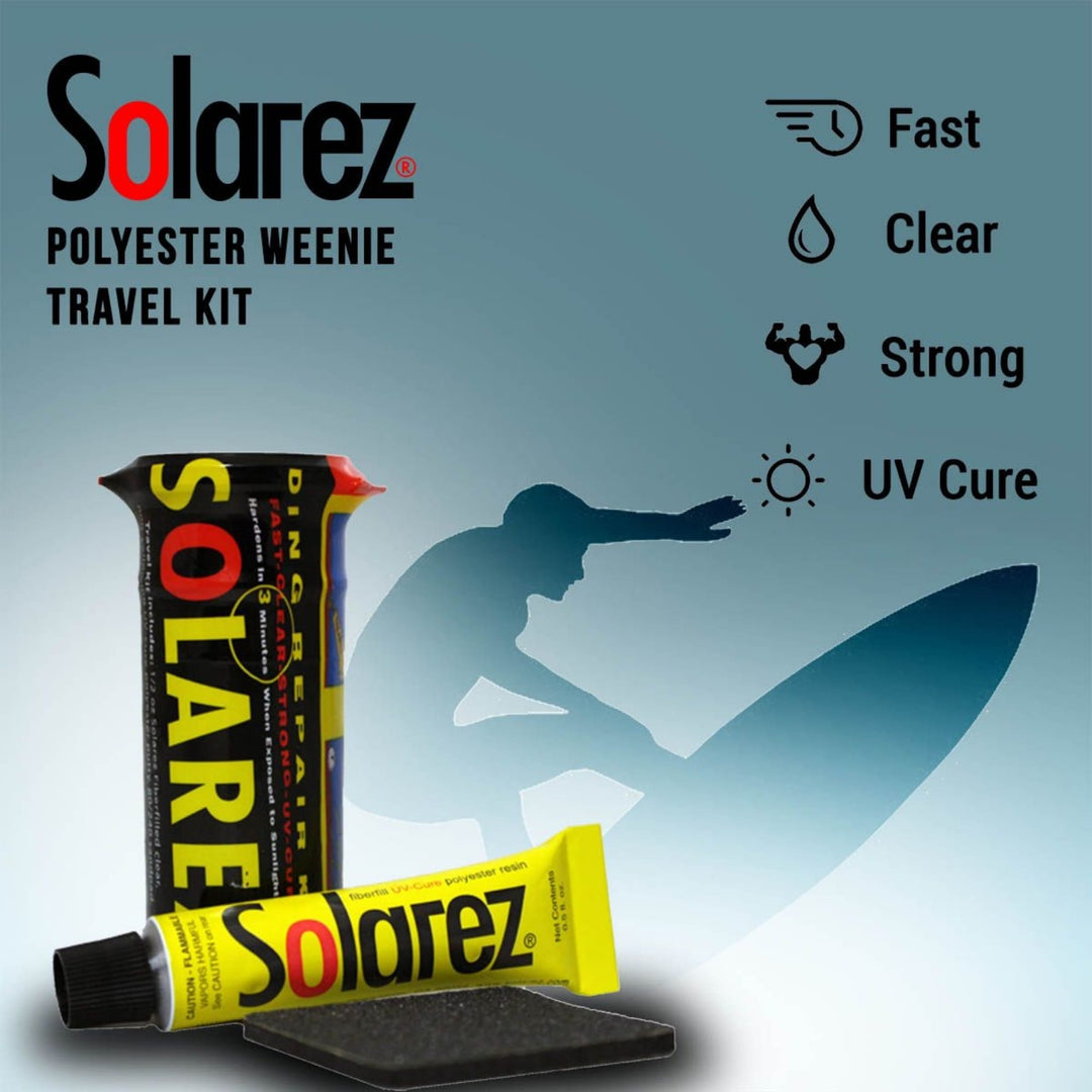 Ein Solarez Polyester Weenie Travel Kit von Solarez ist auf einem grauen Hintergrund abgebildet, mit Symbolen und Text, die schnelle, klare, starke Eigenschaften und UV-härtenden Harz betonen. Im Hintergrund ist die Silhouette eines Surfers zu sehen.