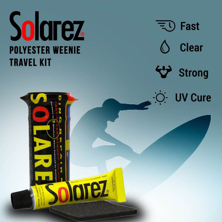 Ein Solarez Polyester Weenie Travel Kit von Solarez ist auf einem grauen Hintergrund abgebildet, mit Symbolen und Text, die schnelle, klare, starke Eigenschaften und UV-härtenden Harz betonen. Im Hintergrund ist die Silhouette eines Surfers zu sehen.