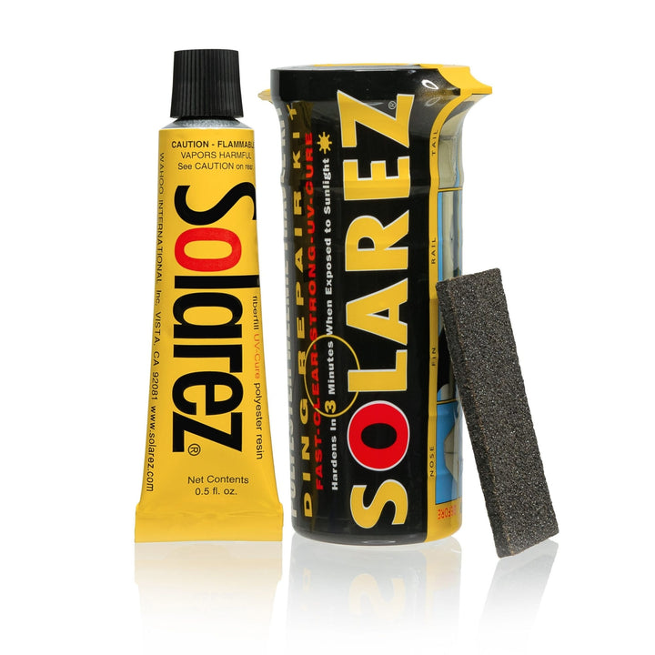 Das Solarez Polyester Weenie Travel Kit von Solarez enthält eine gelbe Tube UV-härtenden Harzes, eine weitere Markentube und einen Schleifblock, die alle aufrecht vor einem weißen Hintergrund stehen.