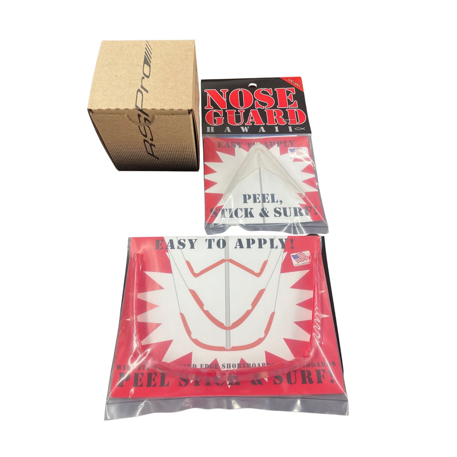 Eine braune, strukturierte Box steht neben zwei Rapid Surf Shop "Longboard Surfboard Guard Bundle"-Paketen. Jedes Paket enthält weiße Klebeschutzvorrichtungen - einfach abziehen, aufkleben und surfen, um dein Board mit Leichtigkeit zu schützen.
