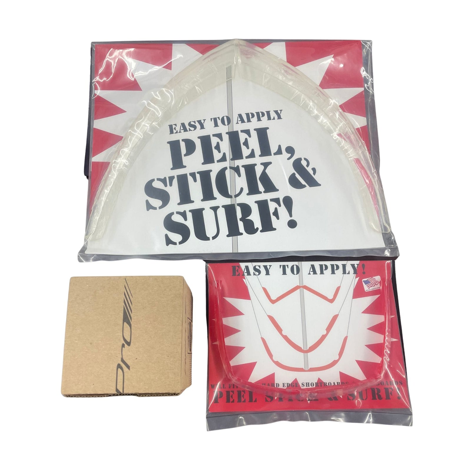 Das Full Surfboard Protection Bundle (groß) von Rapid Surf Shop enthält ein Tailpad und einen Longboard Noseguard in einer Klarsichtverpackung mit PEEL, STICK & SURF! neben einer braunen Logobox. Ideal für Flusswellen-Surfer.