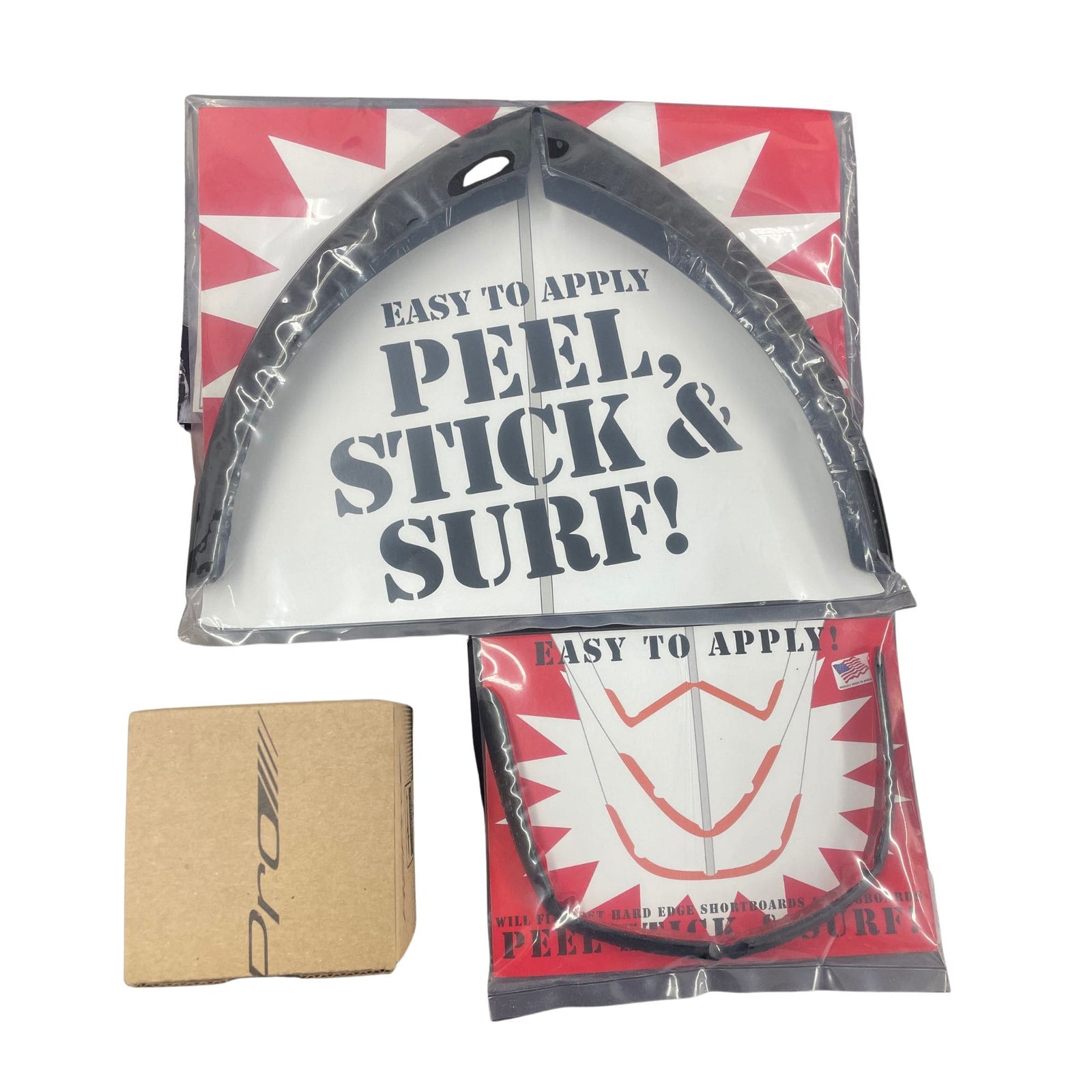 Das Rapid Surf Shop Full Surfboard Protection Bundle (groß), mit einem Traction Pad und Longboard Noseguard in einer durchsichtigen "Peel, Stick & Surf!"-Verpackung, ist neben einer kleinen braunen Schachtel auf weißem Hintergrund abgebildet.
