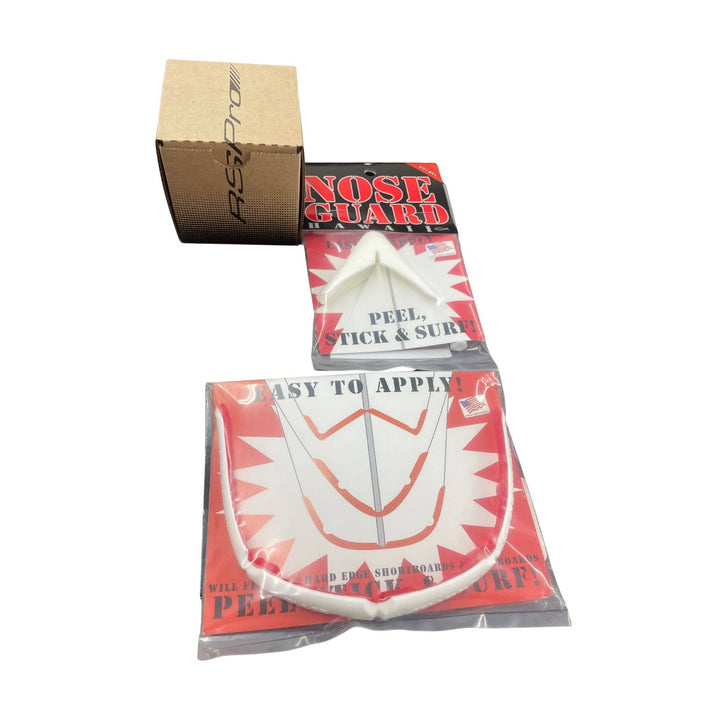 Ein Longboard Surfboard Guard Bundle von Rapid Surf Shop, bestehend aus einem weißen Nasenschutz aus Gummi und einer roten "Nose Guard"-Anweisungskarte mit Klebeanleitung, verpackt in einer Pappschachtel.