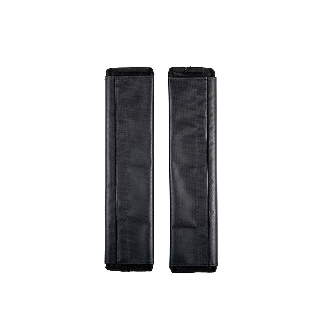 Zwei schwarze ROAM Dachauflage Surfboard Flach Polster Pads von Roam, rechteckig mit abgesteppten Kanten und Klettverschluss, stehen senkrecht nebeneinander auf weißem Grund. Sie scheinen aus synthetischem Material hergestellt zu sein.