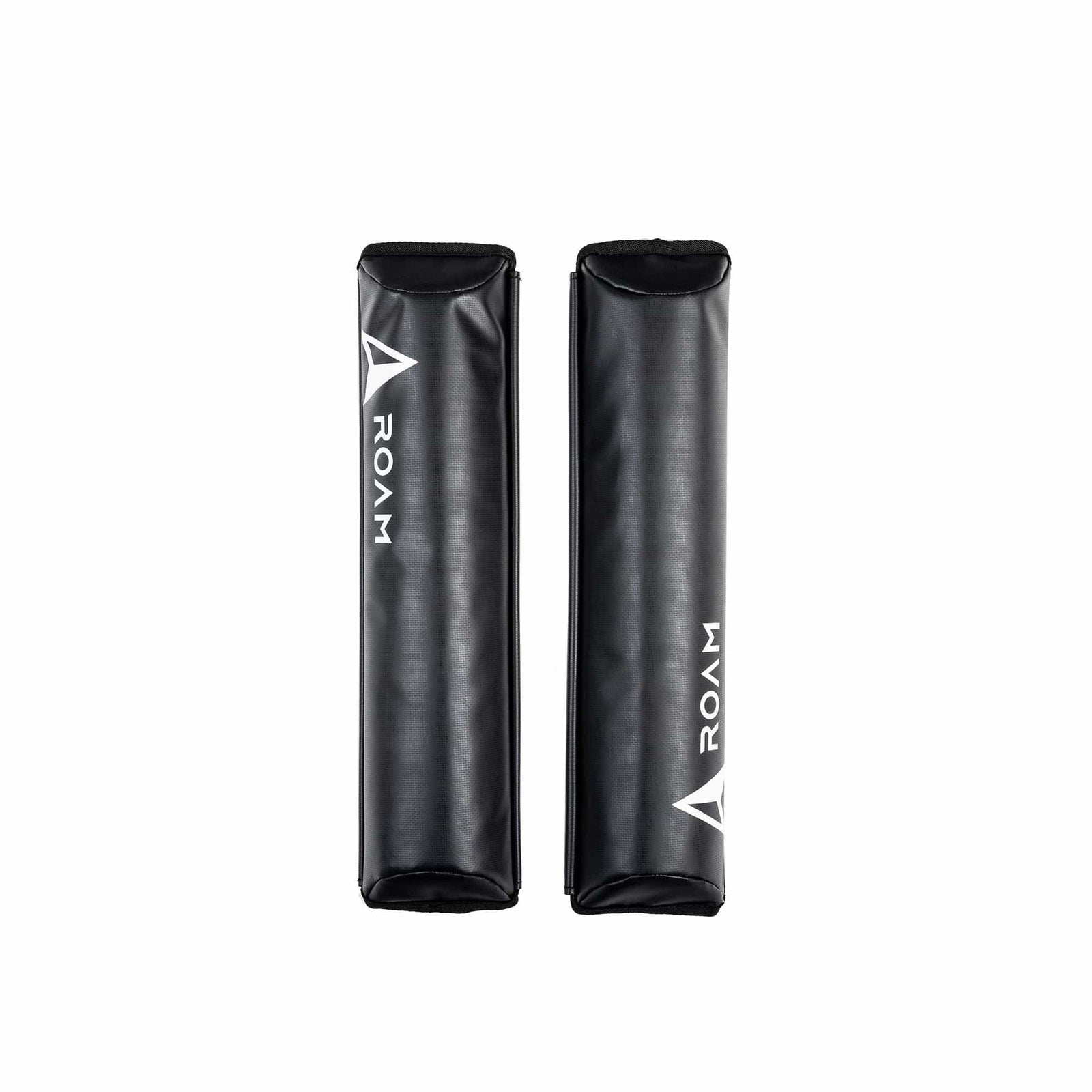 Zwei schwarze rechteckige ROAM Dachauflage Surfboard Flach Polster Pads von Roam, jeweils mit weißem ROAM-Logo und sicherem Klettverschluss für aerodynamische Dachträger, nebeneinander auf einfarbig weißem Hintergrund.
