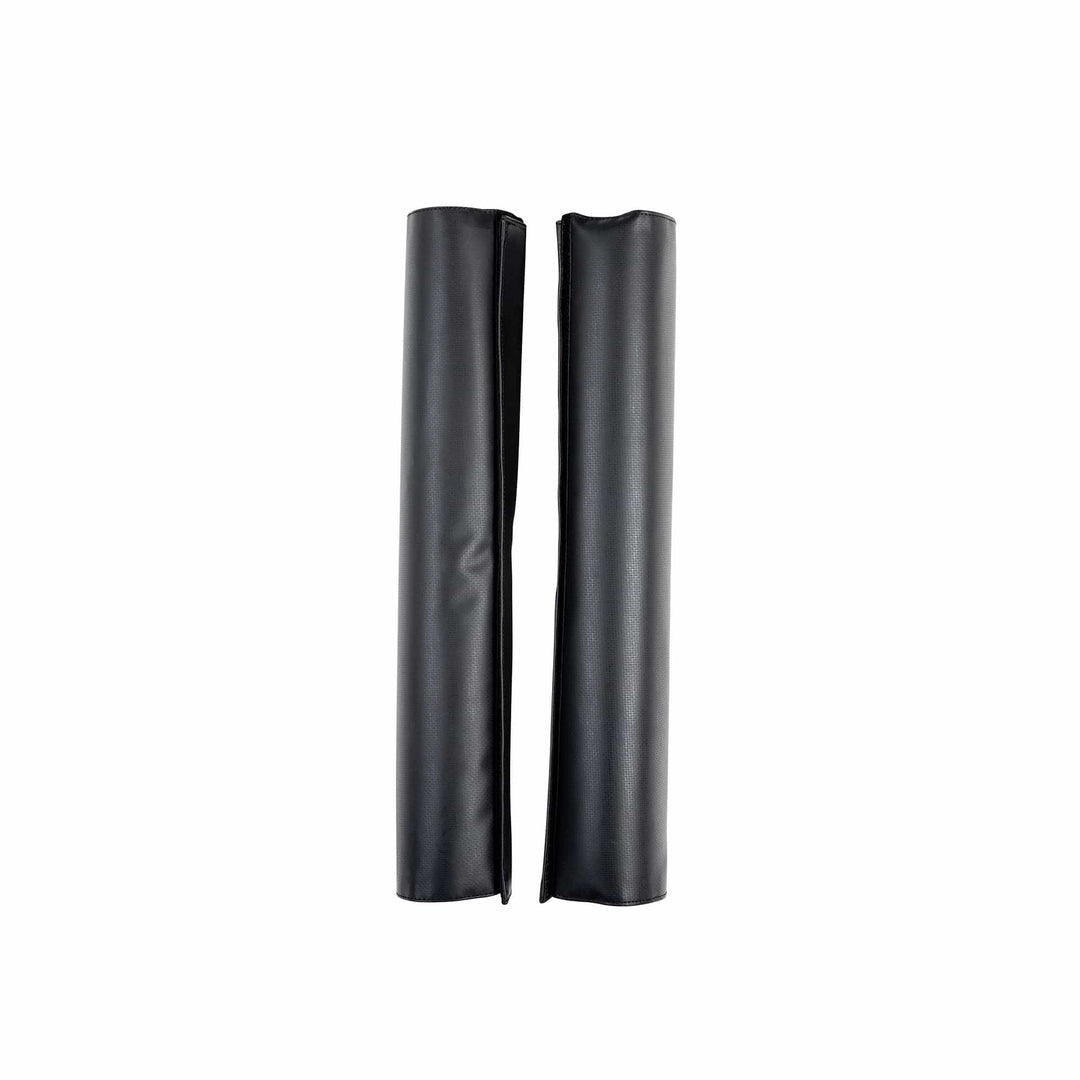 Zwei schwarze zylindrische ROAM Dachauflage Surfboard Rund Polster Pads von Roam, jeweils mit seitlichem Schlitz und praktischem Klettverschluss, sind senkrecht und parallel zueinander auf weißem Grund platziert.