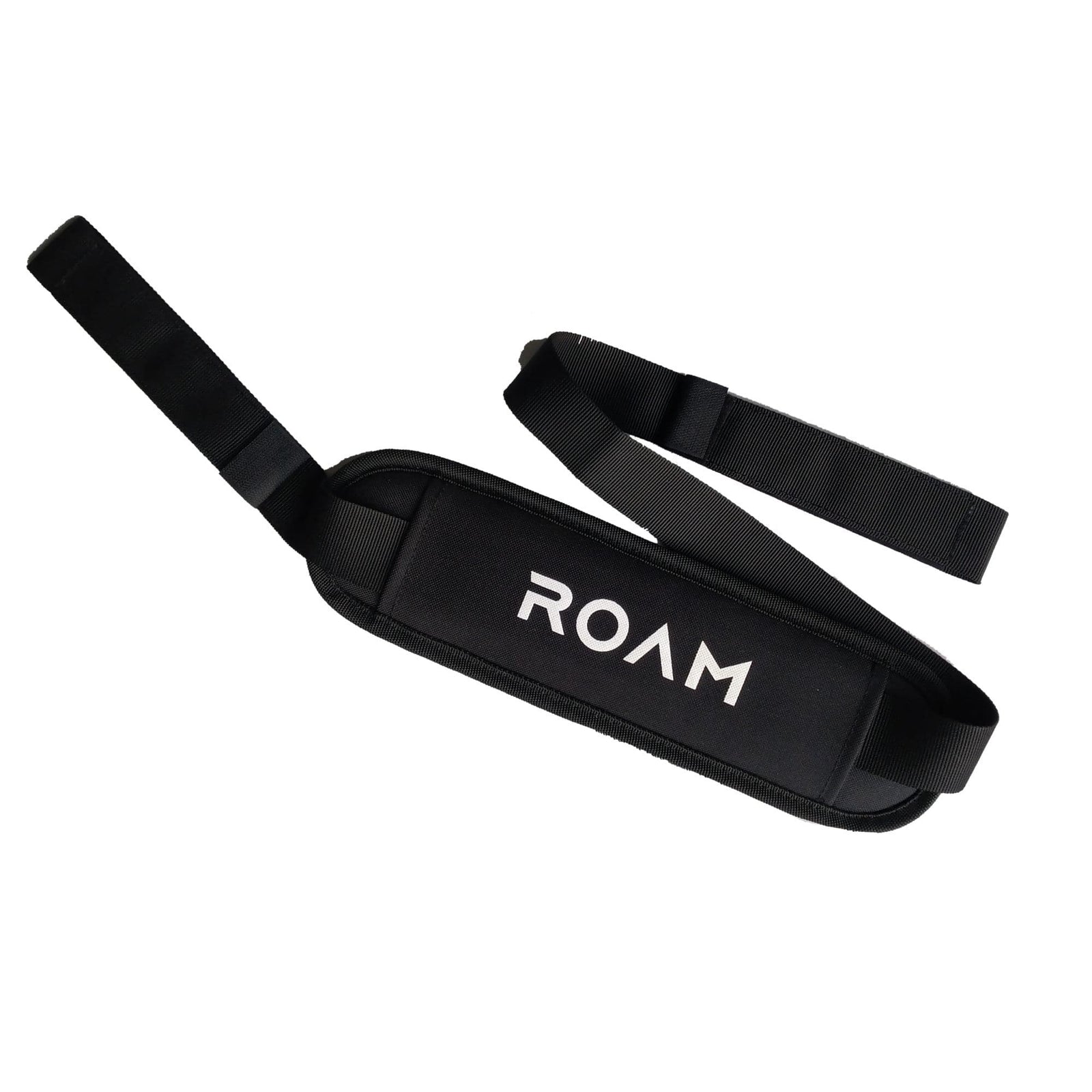 Der ROAM Schultergurt für Boardbag Cover Bag von Roam ist ein schwarzer, verstellbarer, gepolsterter Gurt mit dem Schriftzug ROAM" in Weiß auf dem Polster - ideal als Schultergurt für Surfboardtaschen oder zum Tragen anderer Ausrüstung.